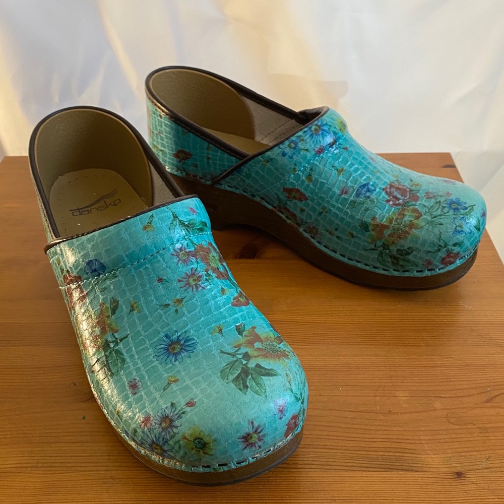 Dansko cute floral clogs EUC 40